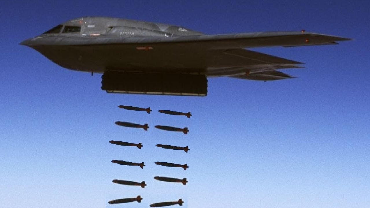 N.G B-2 Spirit: Το γνωστό «Stealth Bomber» διεισδύει σε πυκνές αντιαεροπορικές άμυνες (βίντεο)